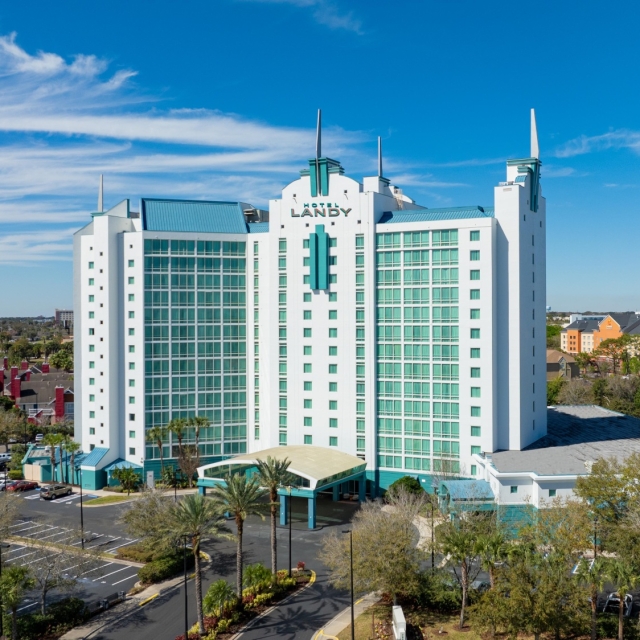 Exterior of Hotel Landy in Orlando, Florida. In the background Universal Studios can be seen.